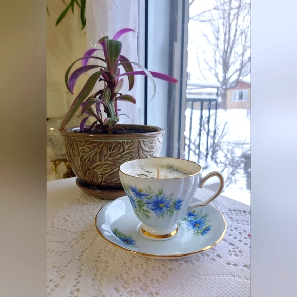 Candle in a pretty teacup with floral motifs - Picture 1 of 10